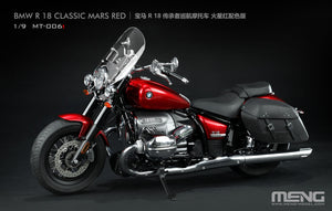 Vista lateral izquierda de la moto precoloreada BMW R 18 Classic Mars Red en escala 1:9 de Meng referencia MT-006t