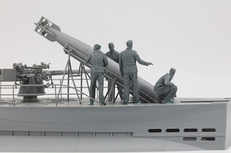 Foto detalle izquierda de la maqueta del submarino alemán Tipo VIIC cargando torpedo es escala 1:35 de Border Model referencia BR003