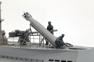 Foto lateral izquierda de la maqueta del submarino alemán Tipo VIIC cargando torpedo es escala 1:35 de Border Model referencia BR003