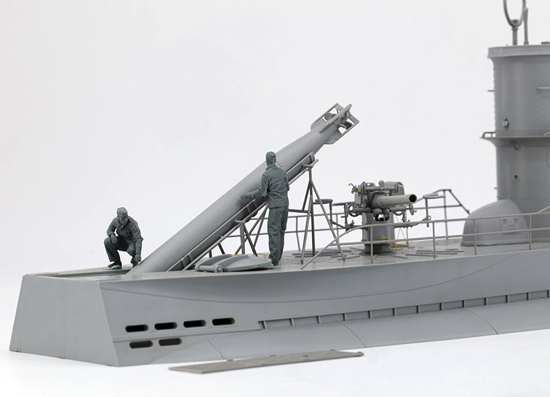Foto lateral derecha de la maqueta del submarino alemán Tipo VIIC cargando torpedo es escala 1:35 de Border Model referencia BR003