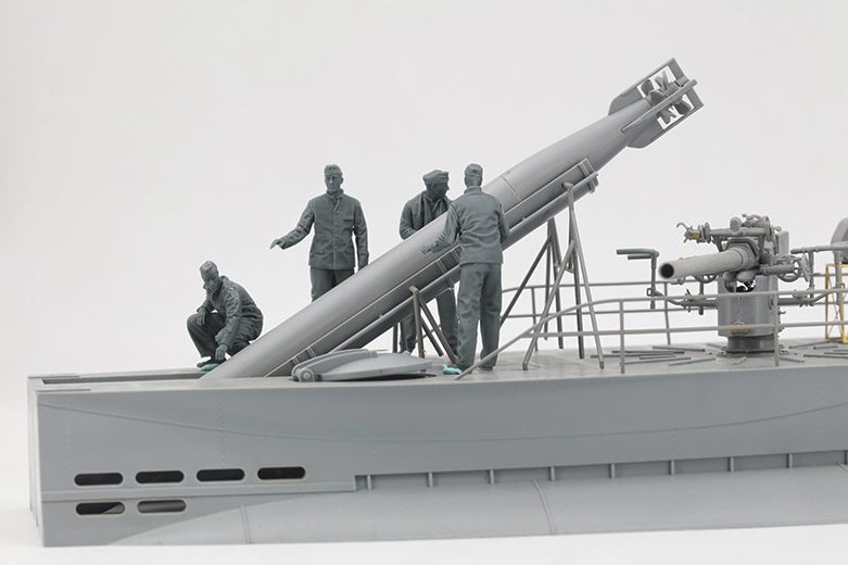 Foto lateral derecha de la maqueta del submarino alemán Tipo VIIC cargando torpedo es escala 1:35 de Border Model referencia BR003