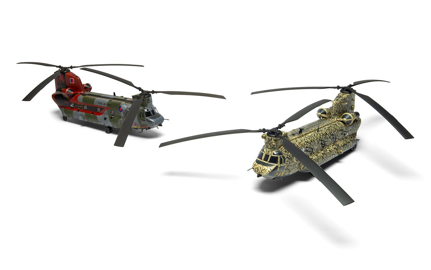 Vista delantera de las 2 decoraciones de la maqueta del helicóptero Chinook HC.1 en escala 1:72 de Airfix referencia 04024