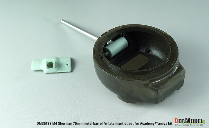 Foto inferior del set de mejora de Def Model para tanques Sherman con cañón de 75mm y mantelete de resina a escala 1:35 referencia DM35138