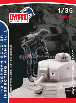 DYNAMO MODELS (1/35) 1940 German Soldier Inspecting A Tank No.2