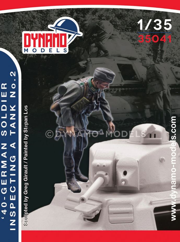 DYNAMO MODELS (1/35) 1940 German Soldier Inspecting A Tank No.2