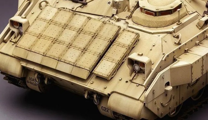 Vista blindaje frontal de la maqueta del vehículo de asalto de infanteria M3A3 Bradley con sistema Busk III a escala 1:35 del fabricante Meng on referencia SS-006