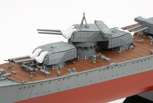 Detalle de las piezas de artillería de la maqueta del crucero pesado japonés Tone en escala 1:350 de Tamiya con referencia 78024