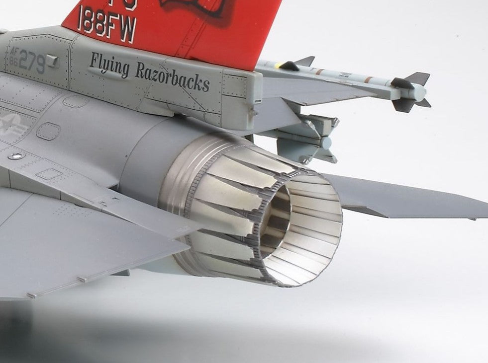 Detalle de tobera de la maqueta del cazabombardero F-16C Block 25/32 Fighting Falcon ANG n escala 1:48 de Tamiya con referencia 61101