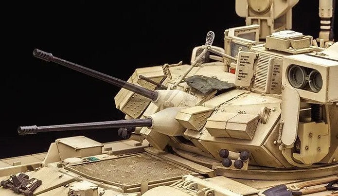Vista torreta con cañón bushmaster M242 de la maqueta del vehículo de asalto de infanteria M3A3 Bradley con sistema Busk III a escala 1:35 del fabricante Meng on referencia SS-006