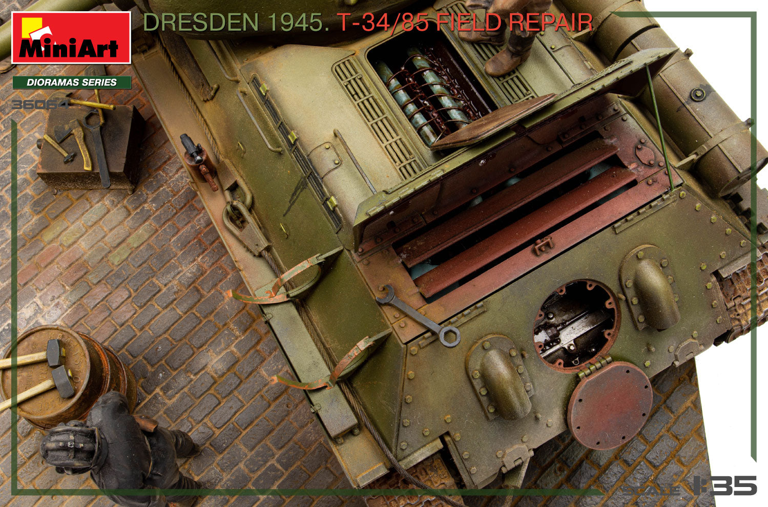 Detalle del motor de la maqueta del tanque soviético T-34/85 con diorama ambientado en Dresden en 1945 mientras le hacen labores de mantenimiento en escala 1/35 de Miniart referencia 36064