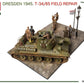 Vista lateral derecha de la maqueta del tanque soviético T-34/85 con diorama ambientado en Dresden en 1945 mientras le hacen labores de mantenimiento en escala 1/35 de Miniart referencia 36064