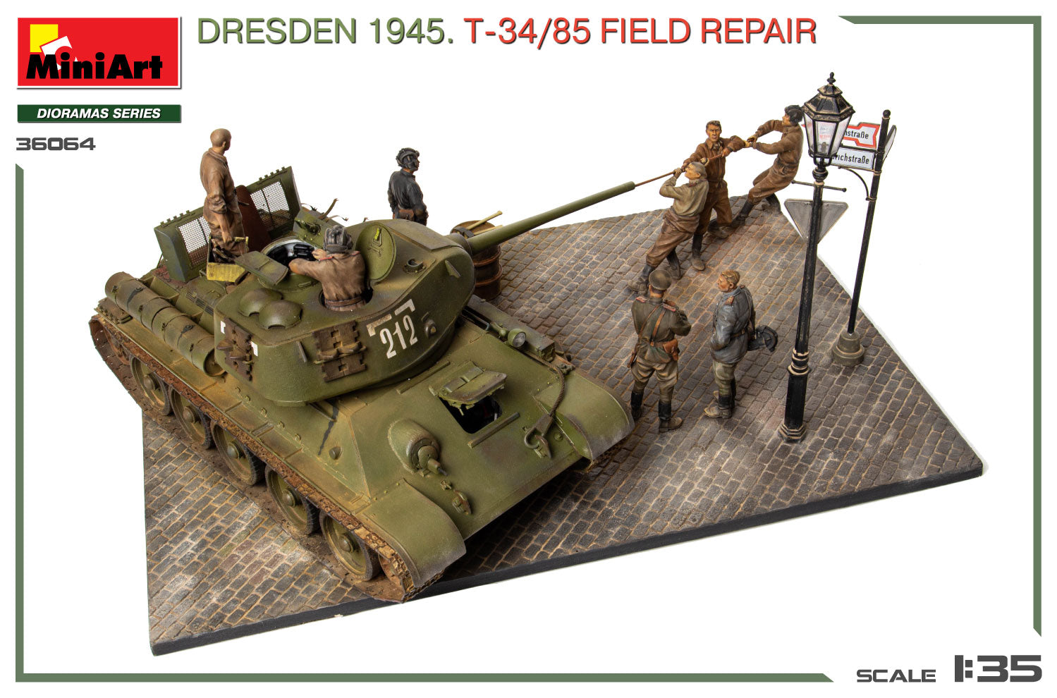 Vista frontal aérea de la maqueta del tanque soviético T-34/85 con diorama ambientado en Dresden en 1945 mientras le hacen labores de mantenimiento en escala 1/35 de Miniart referencia 36064