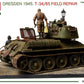 Vista lateral de la maqueta del tanque soviético T-34/85 con diorama ambientado en Dresden en 1945 mientras le hacen labores de mantenimiento en escala 1/35 de Miniart referencia 36064