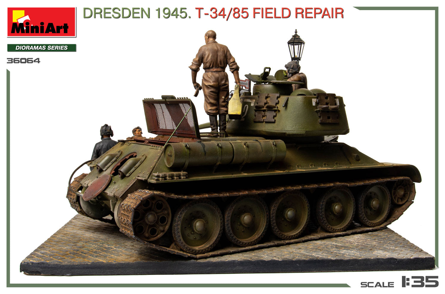 Vista lateral de la maqueta del tanque soviético T-34/85 con diorama ambientado en Dresden en 1945 mientras le hacen labores de mantenimiento en escala 1/35 de Miniart referencia 36064
