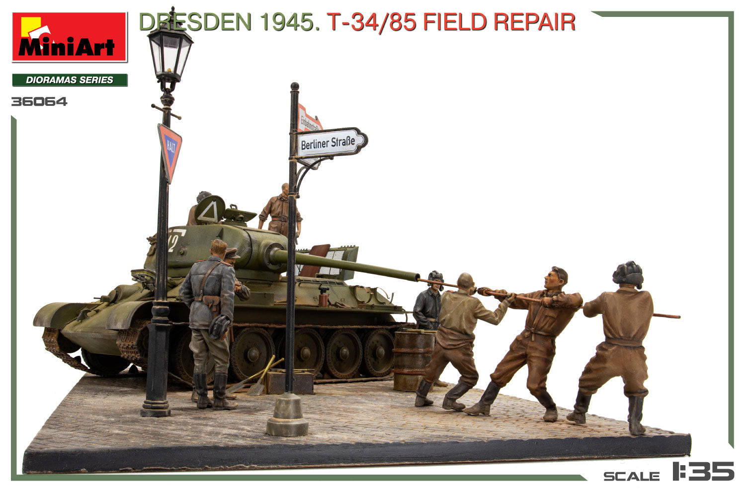 Vista lateral izquierda de la maqueta del tanque soviético T-34/85 con diorama ambientado en Dresden en 1945 mientras le hacen labores de mantenimiento en escala 1/35 de Miniart referencia 36064