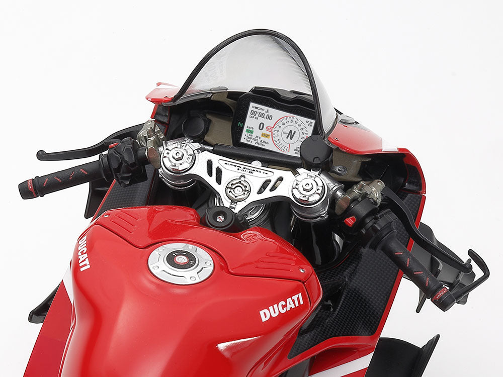 Detalle del manillar de la maqueta de la moto Ducati Superleggera V4 con Racing Kit en escala 1:12 de Tamiya Referencia 14143