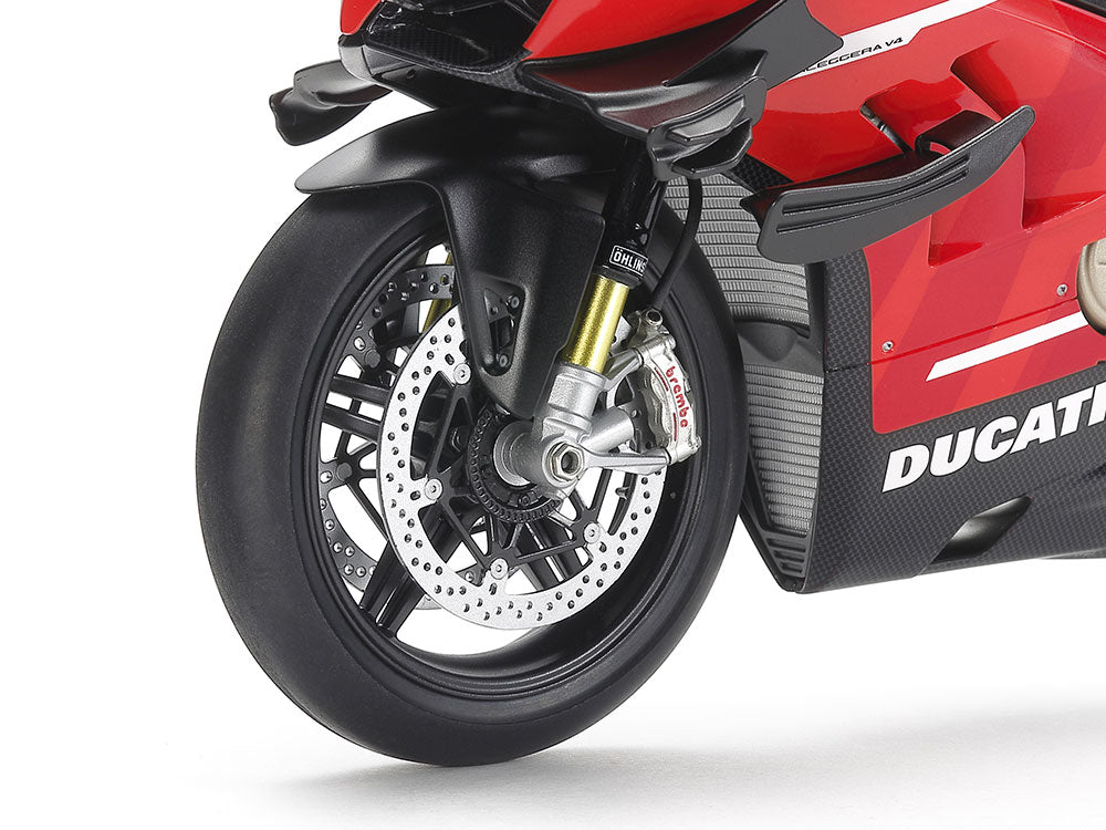 Detalle de la rueda delantera de la maqueta de la moto Ducati Superleggera V4 con Racing Kit en escala 1:12 de Tamiya Referencia 14143