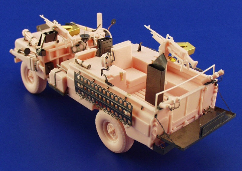 Foto trasera del set de fotograbados para Land Rover 109 del SAS en escala 1:35 de Eduard referencia 35754