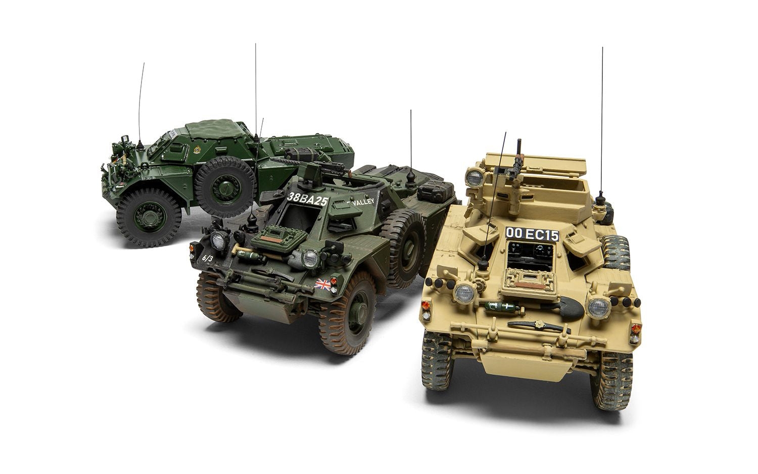 Foto frontal lateral de las maquetas con las tres decoraciones del Ferret Scout Car Mk.1 en escala 1:35 de Airfix referencia 1386