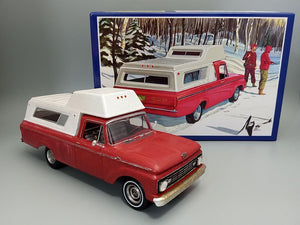 Foto de la maqueta del Ford F-100 Camper de 1963 en escala 1:25 de AMT referencia 1412