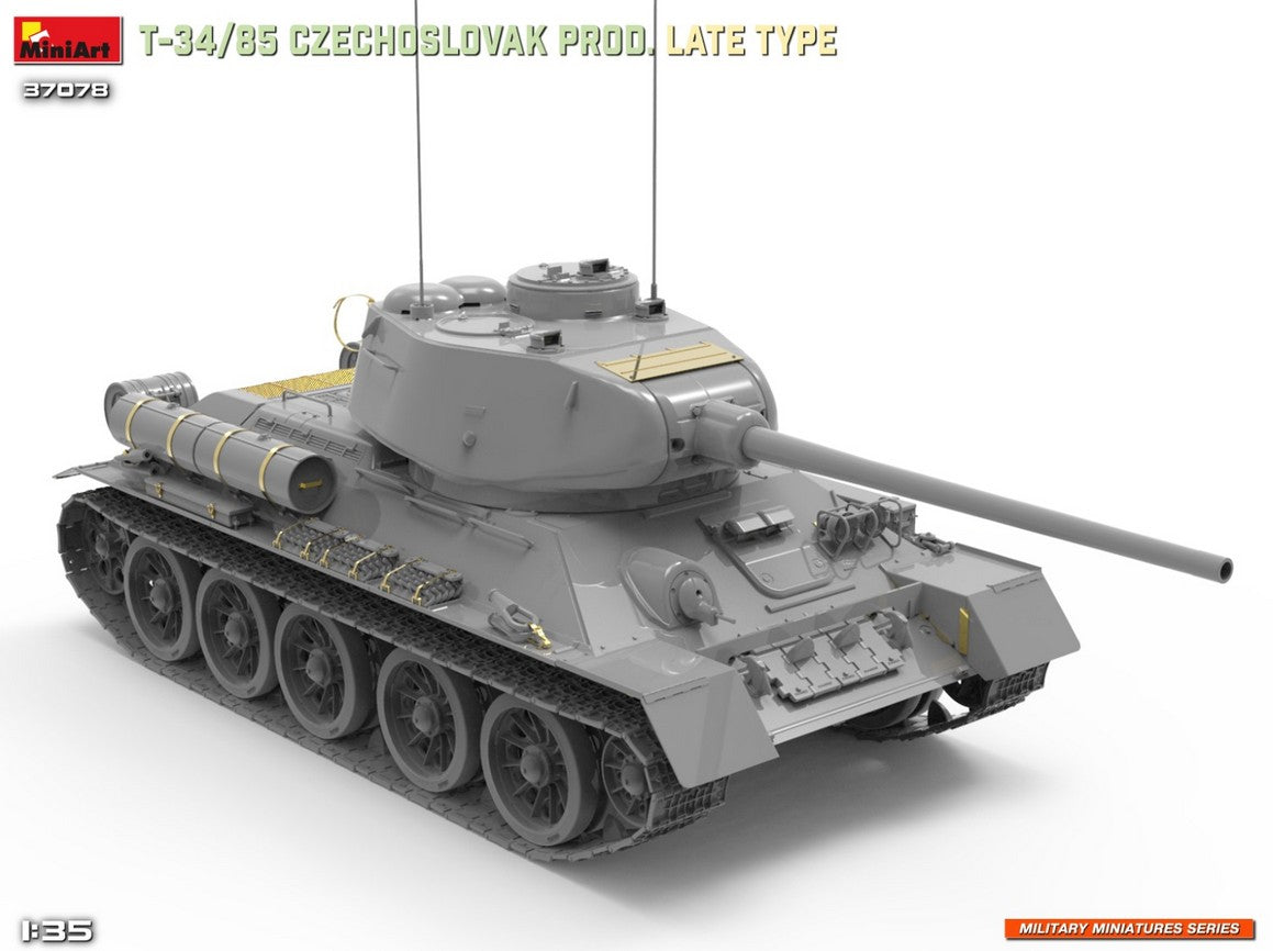 Foto frontal derecha de la maqueta del T-34/85 Produccion Final Checoslovaca en escala 1:35 de Miniart referencia 37078