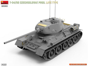Foto frontal izquierda de la maqueta del T-34/85 Produccion Final Checoslovaca en escala 1:35 de Miniart referencia 37078