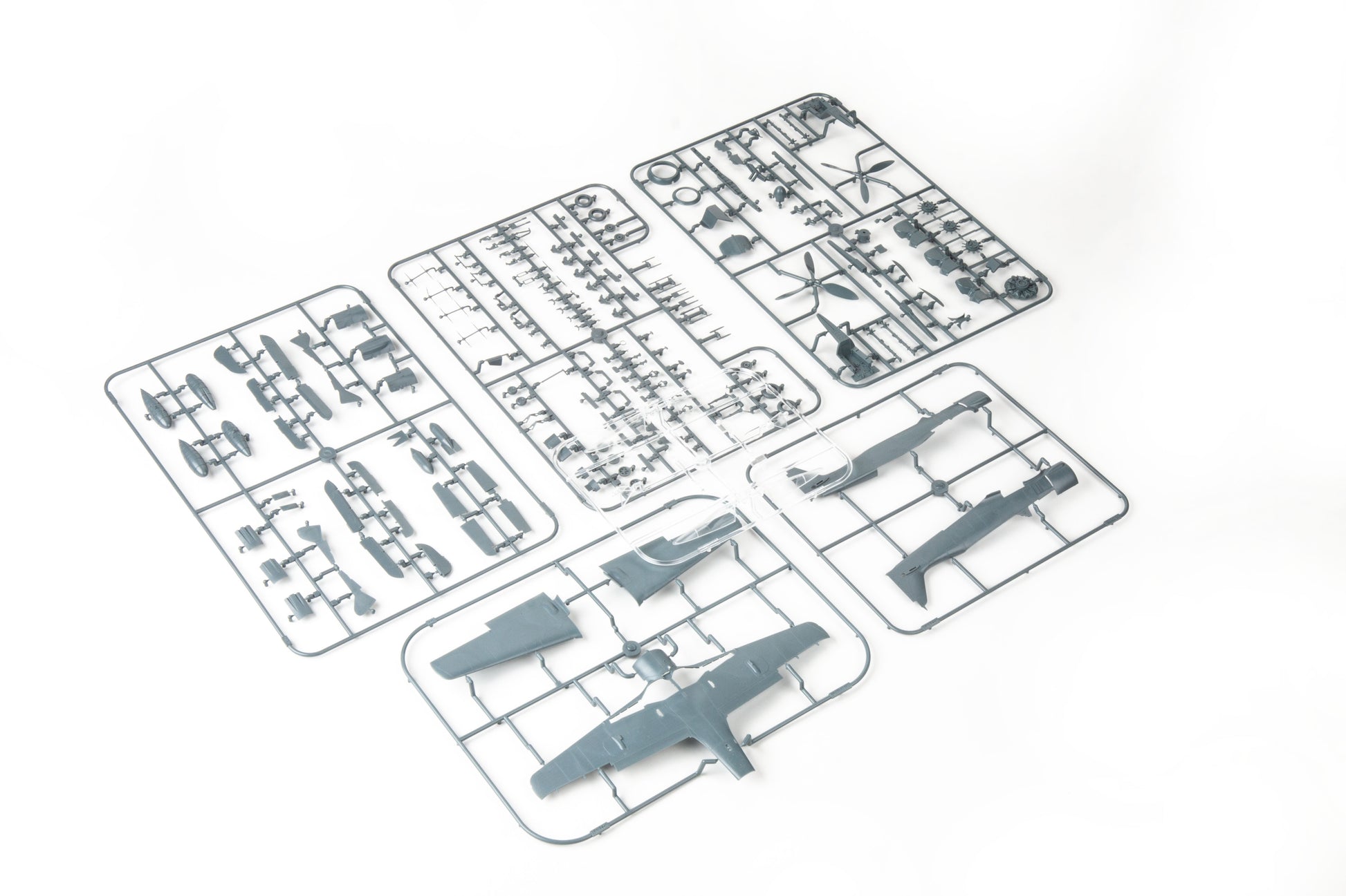 Piezas de la maqueta del caza alemán Fw-190 A7 en escala 1:48 de Edurad referencia 82138