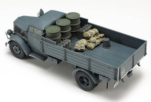 Foto trasera da de la maqueta del camión alemán Opel Blitz de 3 toneladas en escala 1:48 de Tamiya referencia 32585