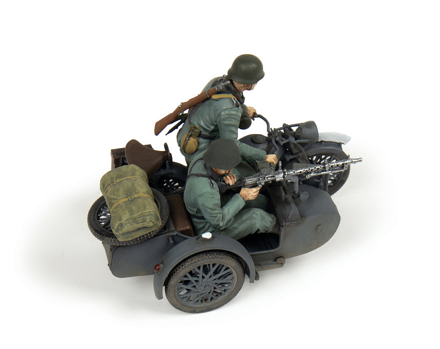 Vista lateral derecha de la maqueta de la moto alemana con sidecar Zundapp K800 en escala 1:35 de Zvezda referencia 3717
