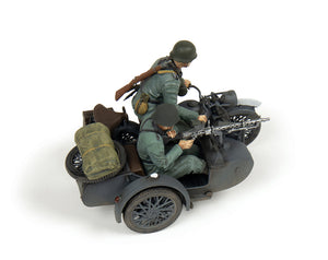 Vista lateral derecha de la maqueta de la moto alemana con sidecar Zundapp K800 en escala 1:35 de Zvezda referencia 3717
