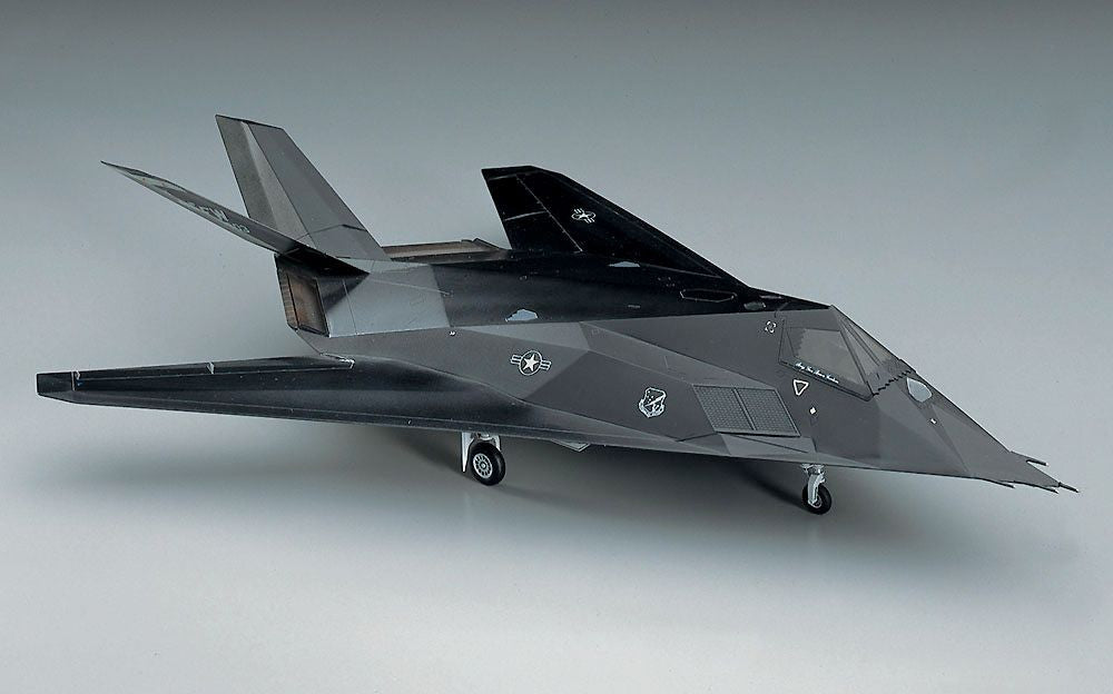 Foto de la maqueta del avión F-117A Nighthawk en escala 1:72 de Hasegawa referencia E1