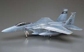 Foto de la maqueta del avión F-15C Eagle en escala 1:72 de Hasegawa referencia E13