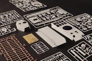 HOBBYBOSS (1/35) Pz.Kpfw.VI  Sd.Kfz.  182 Tiger II (Henschel 105mm)