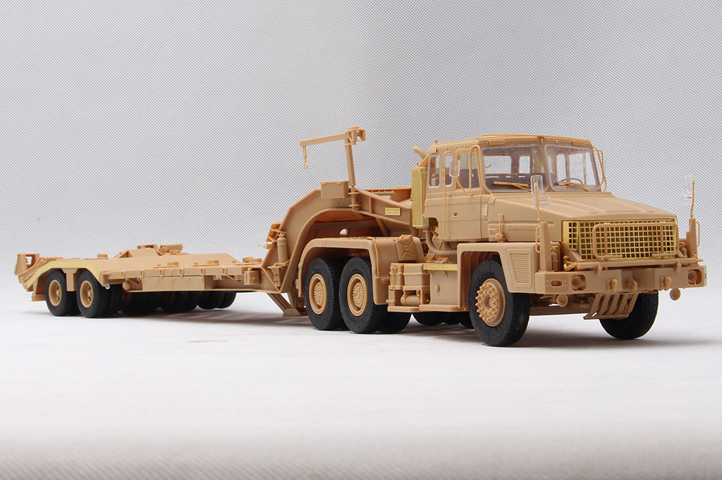 Foto de frente de la maqueta del camión pesado británico Scammell Commander en escala 1:35 de Hobby Boss referencia 85527