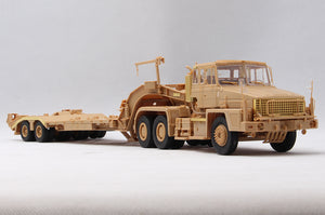 Foto de frente de la maqueta del camión pesado británico Scammell Commander en escala 1:35 de Hobby Boss referencia 85527