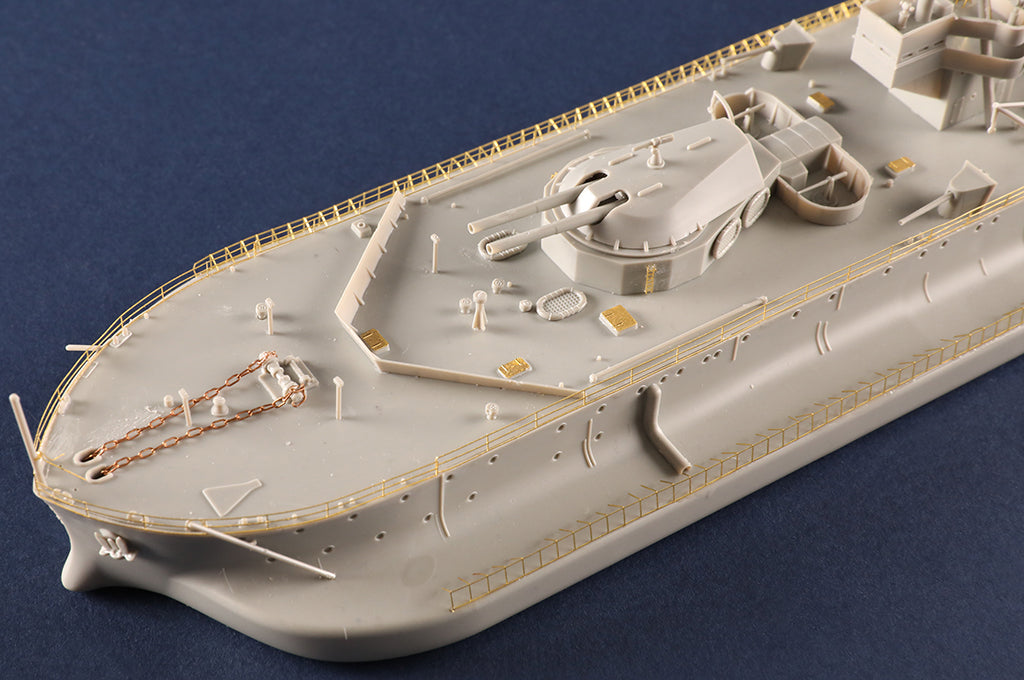 Detalle de proa de la maqueta sin pintar del buque HMS General Wolfe en escala 1:350 de Hobby Boss referencia 86519