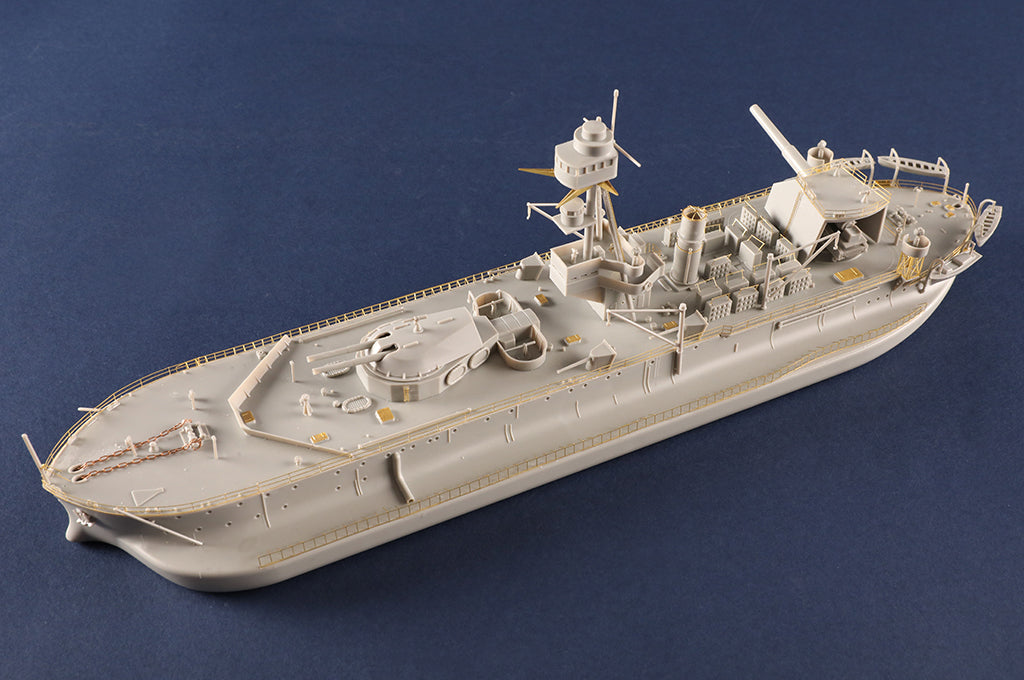 Foto desde proa de la maqueta sin pintar del buque HMS General Wolfe en escala 1:350 de Hobby Boss referencia 86519