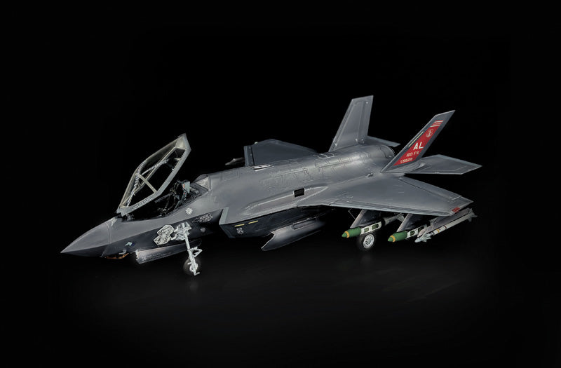 Foto frontal de la maqueta del caza F-35A en escala 1:48 de Italeri referencia 2836