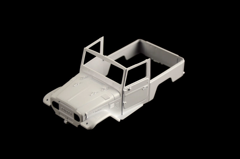 Piezas 1 de la maqueta del coche todoterreno Toyota Landcruiser en escala 1:24 de Italeri referencia 3681