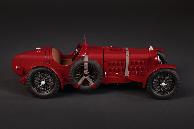 Foto lateral de la maqueta del Alfa Romeo 8C 2300 Roadster en escala 1:12 de Italeri referencia 4708