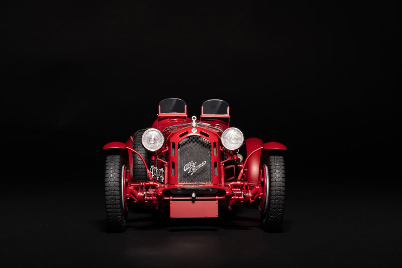 Foto frontal de la maqueta del Alfa Romeo 8C 2300 Roadster en escala 1:12 de Italeri referencia 4708