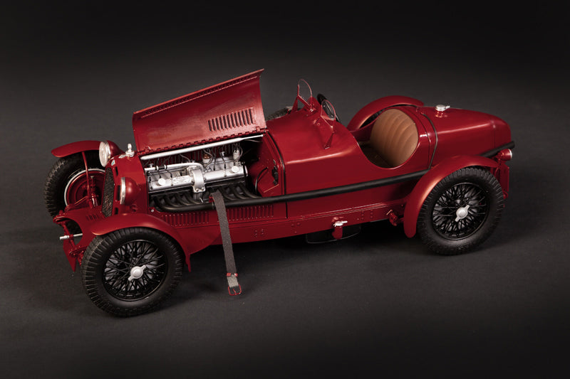 Foto izquierda con capó abierto de la maqueta del Alfa Romeo 8C 2300 Roadster en escala 1:12 de Italeri referencia 4708