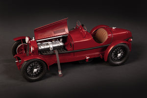 Foto izquierda con capó abierto de la maqueta del Alfa Romeo 8C 2300 Roadster en escala 1:12 de Italeri referencia 4708