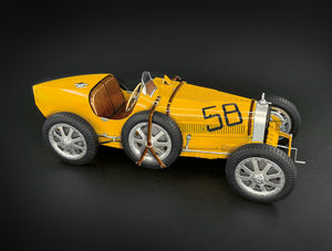 Foto en color amarillo de la maqueta del Bugatti Type 35B de Fórmula 1 de 1928 en escala 1:12 de Italeri referencia 4716