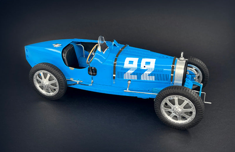 Foto en color azul de la maqueta del Bugatti Type 35B de Fórmula 1 de 1928 en escala 1:12 de Italeri referencia 4716