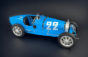 Foto en color azul de la maqueta del Bugatti Type 35B de Fórmula 1 de 1928 en escala 1:12 de Italeri referencia 4716