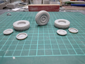 Juego completo de 8 ruedas Pirelli PS22 de resina para la maqueta del blindado español Centauro de Trumpeter