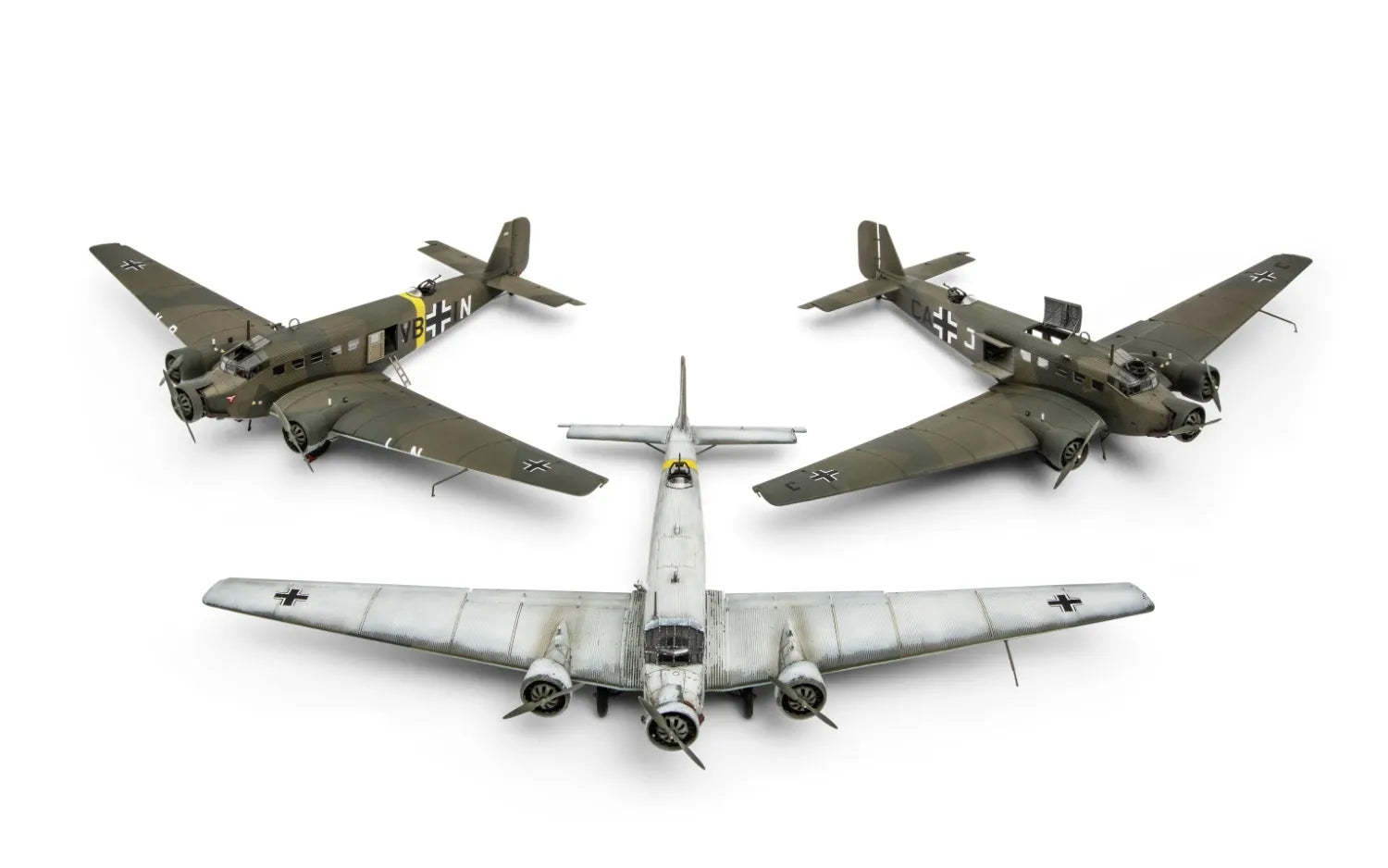 Foto con las tres decoraciones de la maqueta del avión de transporte alemán Junker Ju-52/3m en escala 1:72 de Airfix referencia A08022