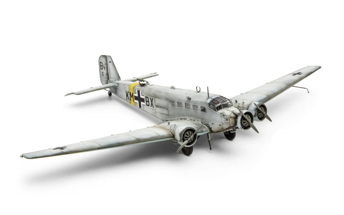 Foto frontal decoración 1 de la maqueta del avión de transporte alemán Junker Ju-52/3m en escala 1:72 de Airfix referencia A08022