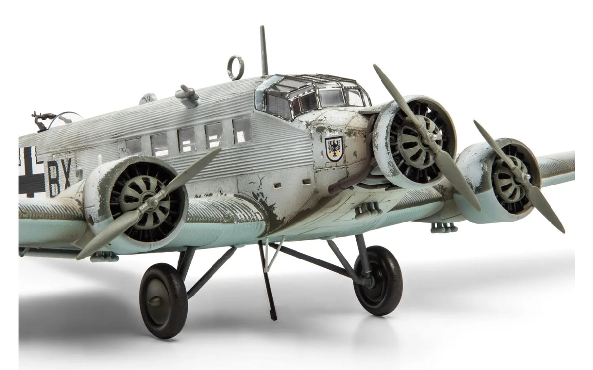 Detalle frontal decoración 1 de la maqueta del avión de transporte alemán Junker Ju-52/3m en escala 1:72 de Airfix referencia A08022